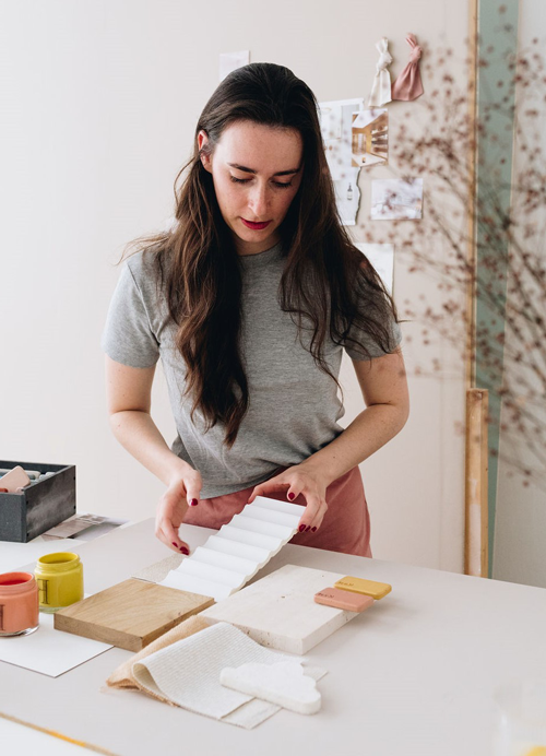 Photographie de Aude Lemaître : designer retail en train de travailler dans son studio