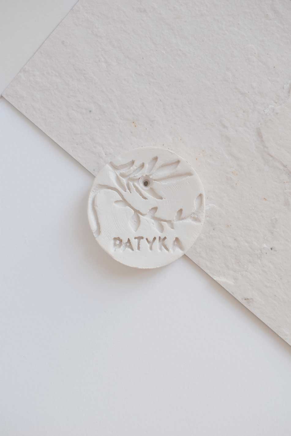 Pastille en biscuit de porcelaine gravée avec le logo Patyka