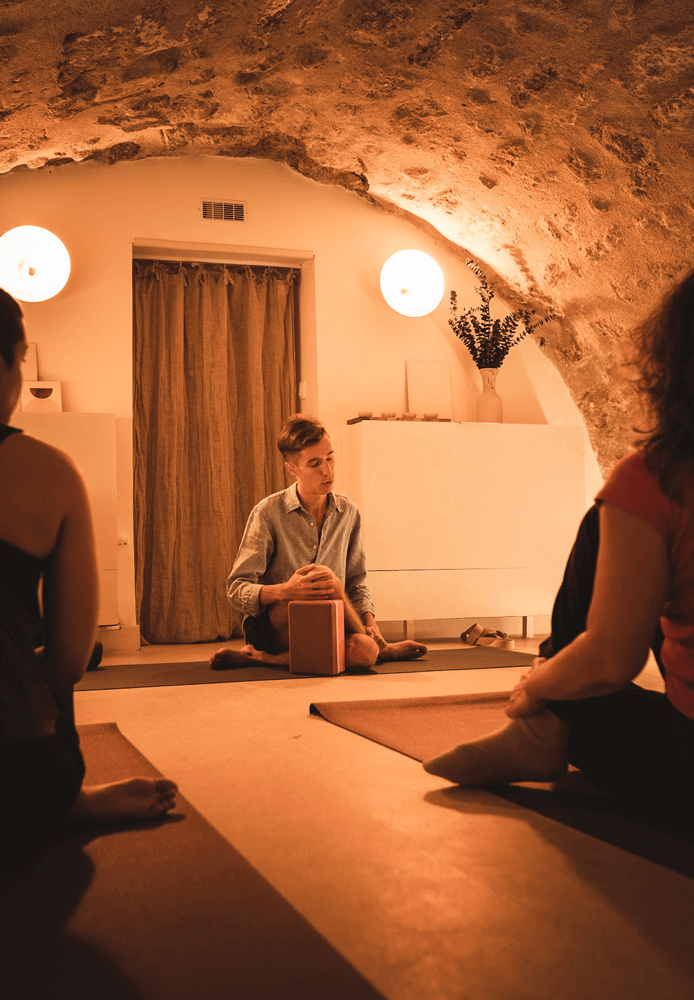 Tudor Tomescu donnant un cours de yoga dans al cave en pierre de son espace Spatiu Rue des Tournelles