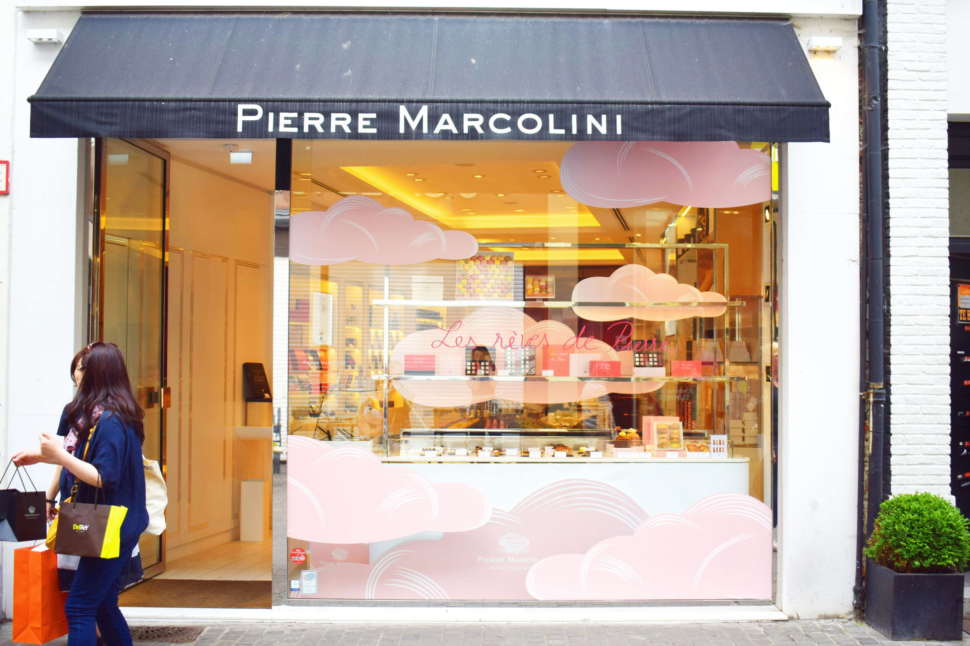 Vitrine de la boutique Pierre Marcolini d'Anvers scénographiée avec des nuages roses