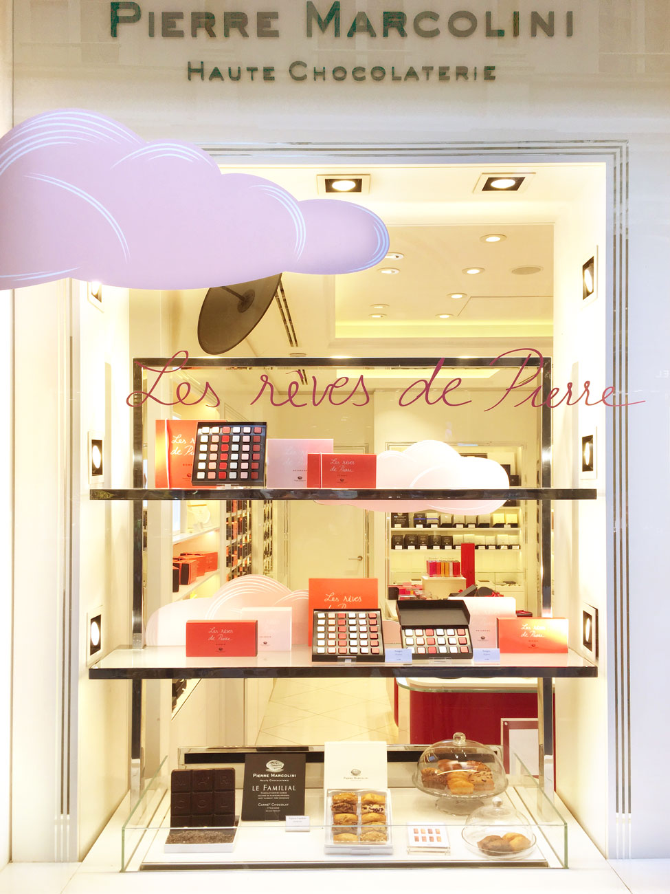 Scénographie vitrine de nuages roses et blanc pour les boutiques de chocolat Pierre Marcolini