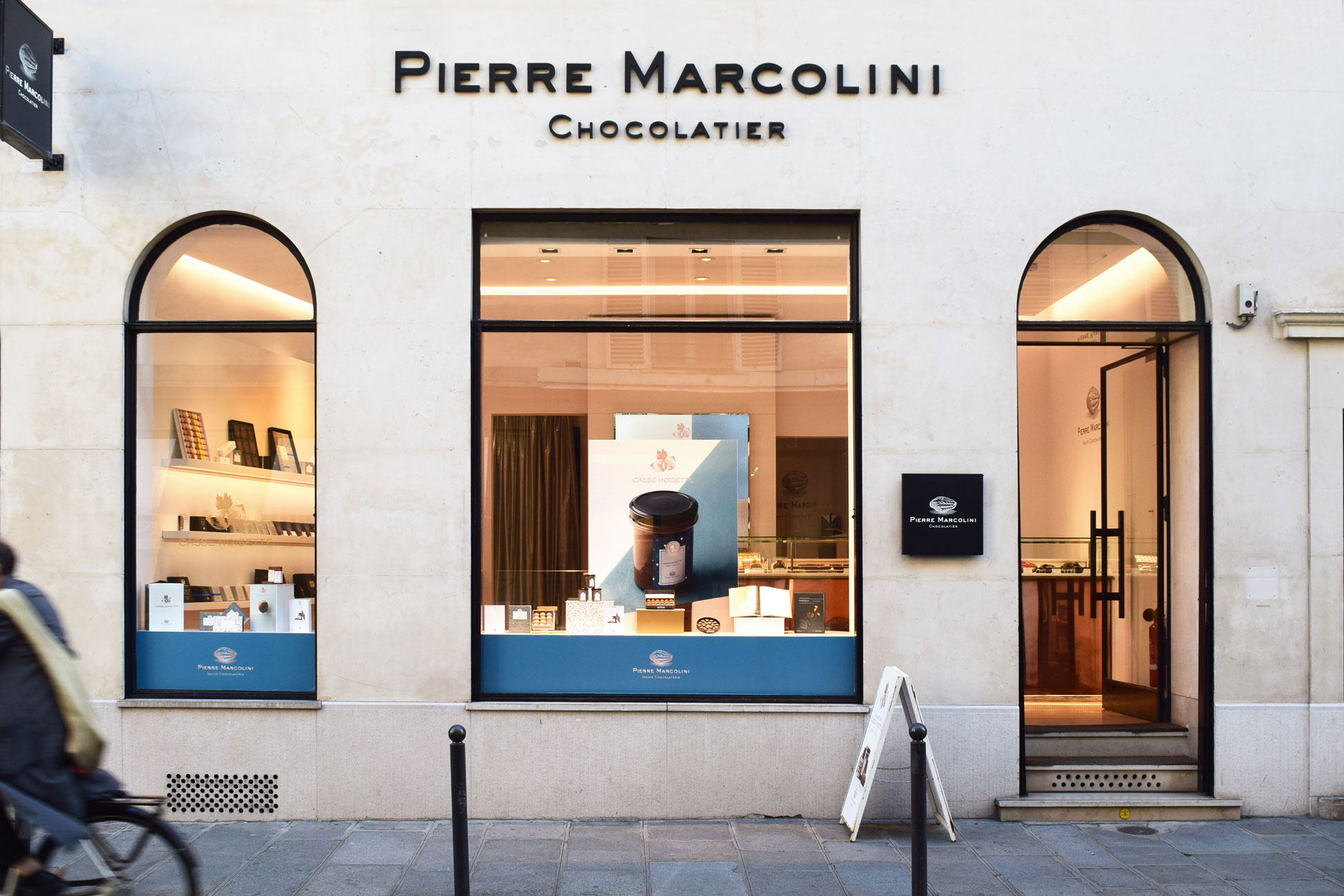 Présenter la nouvelle collection de Pierre Marcolini en vitrine