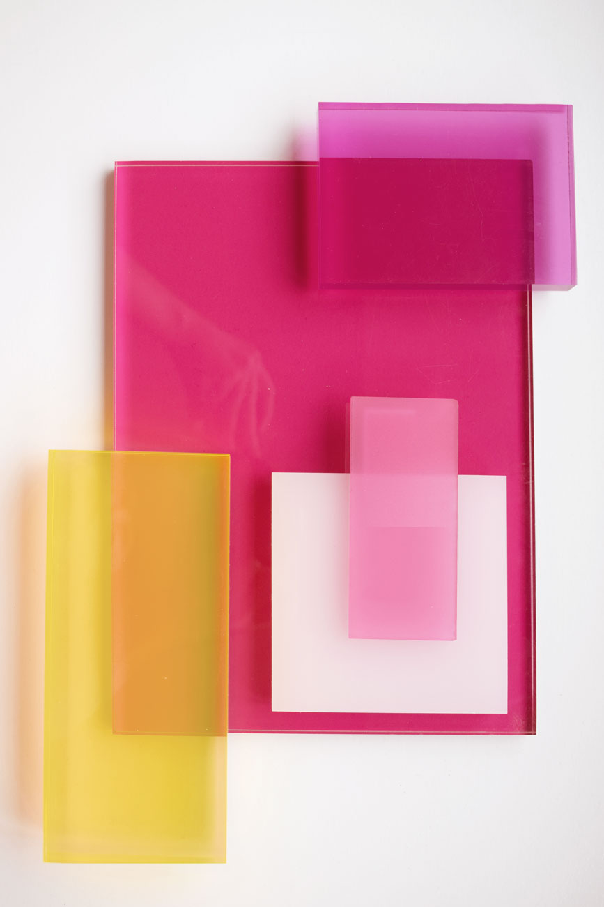 Echantillons de plexiglass rose et jaune pour les display de la scénographie vitrine