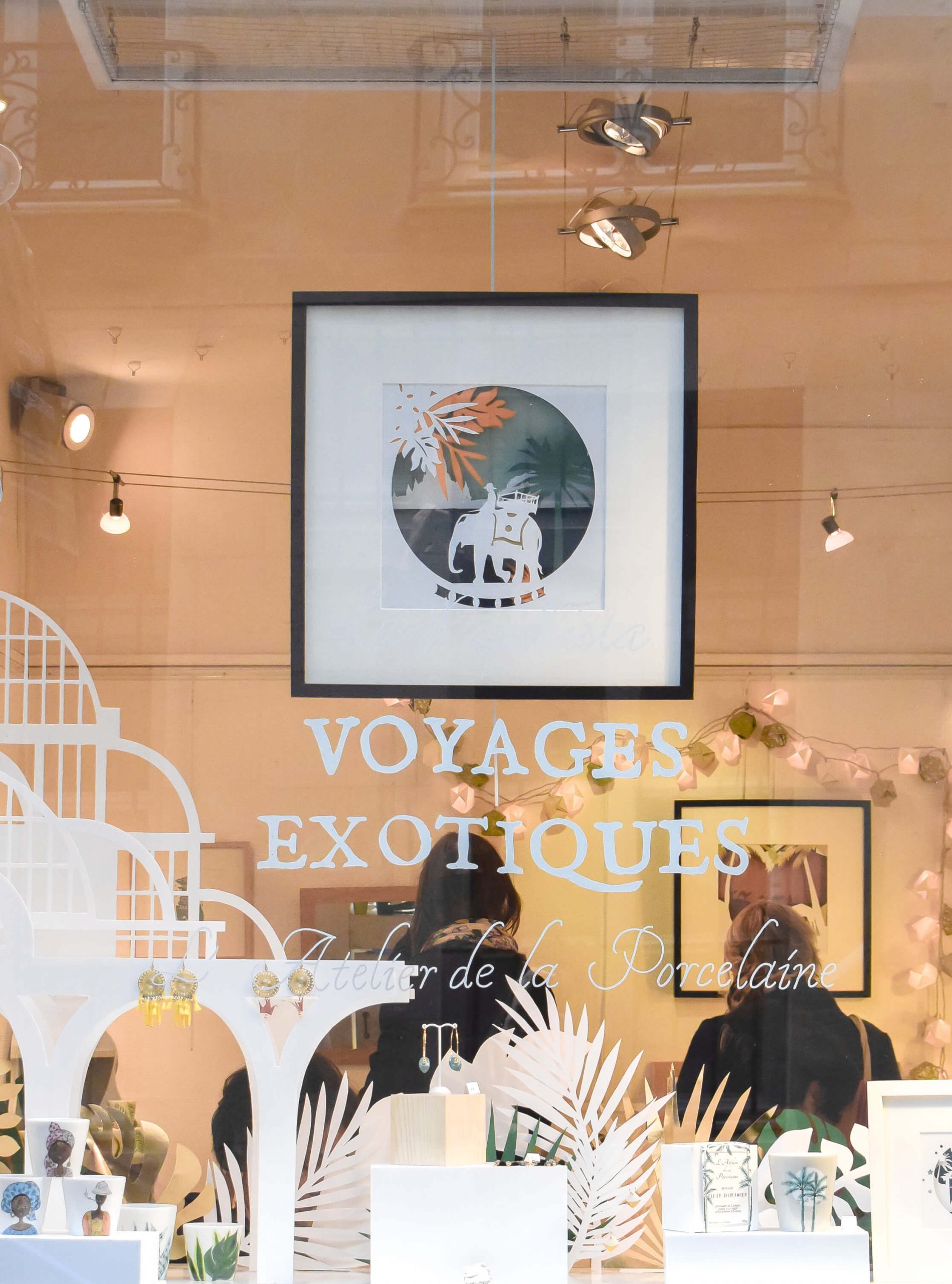 Scénographie vitrine pour la boutique éphémère de l'ATelier de la Porcelaine sur le thème Voyages exotiques