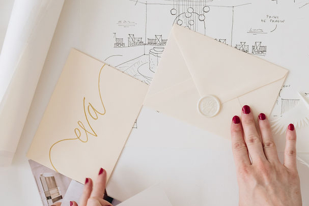 Photographie de Aude Lemaître : belles enveloppes calligraphiées avec cachet de cire pour une belle expérience client