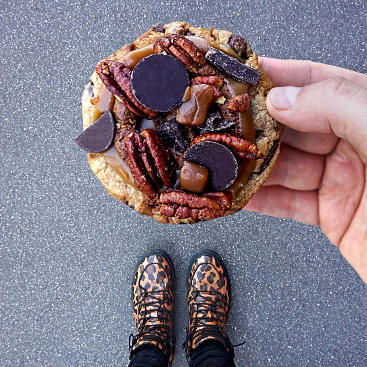 Image d'inspiration photographie Instagram d'un cookie en gros plan avec chaussures léopard assorties