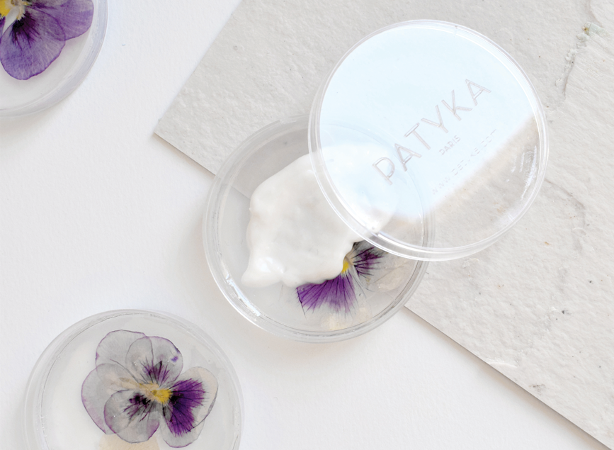 Boite à échantillon fleurie fabriquée sur mesure pour l'évènement Patyka par Raphaelle Maloux