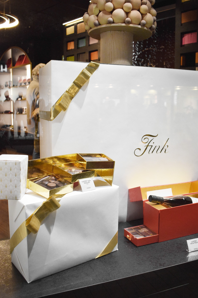Merchandising chocolat de Noël sur des cadeaux blanc et or
