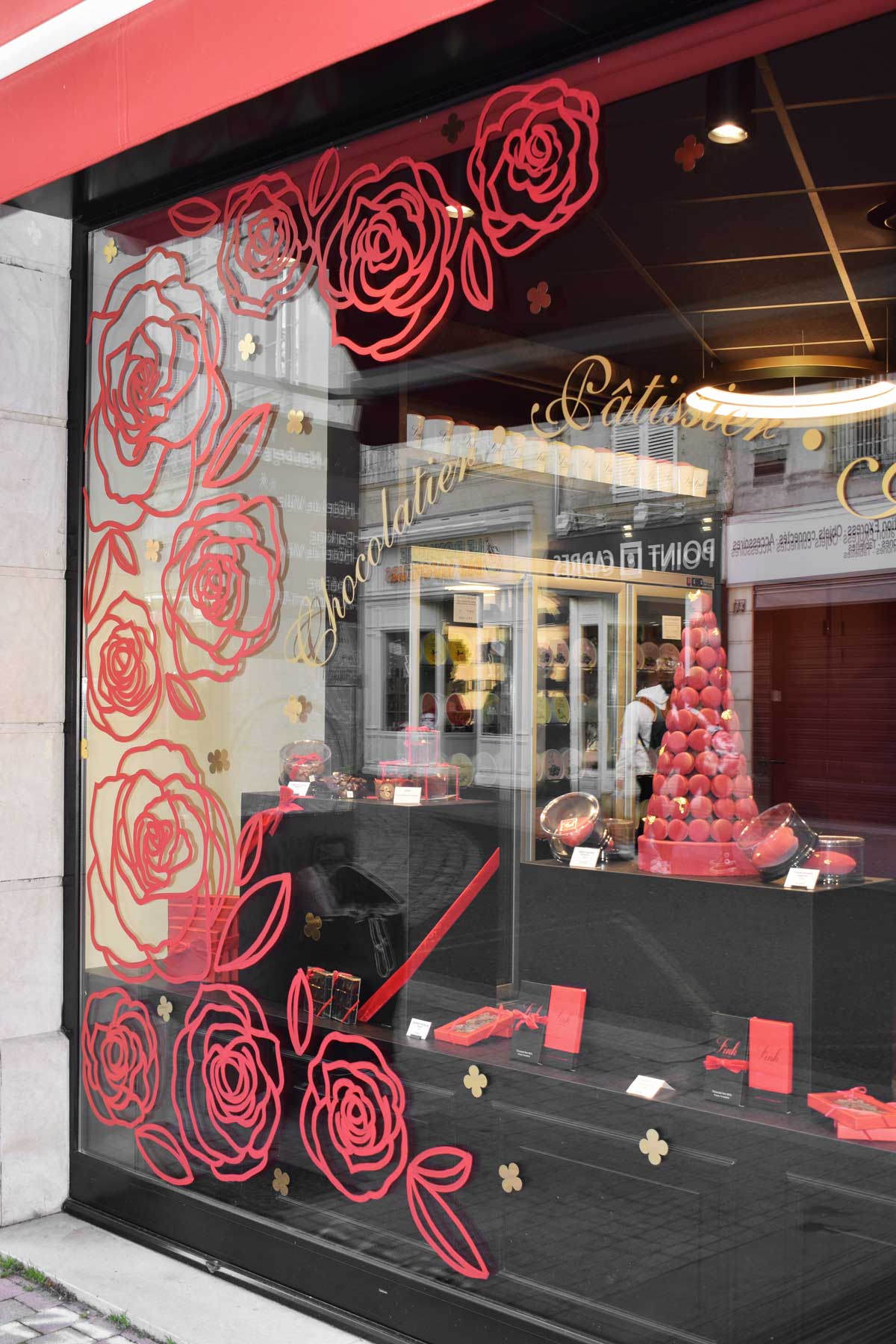 Envolée de roses rouges et de trèfles dorés pour la vitrine de Saint Valentin de Fink