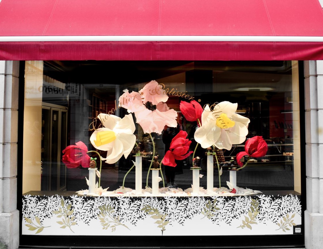 Vue globale de la vitrine du printemps pour le chocolatier Fink avec ses fleurs géantes en papier crépon