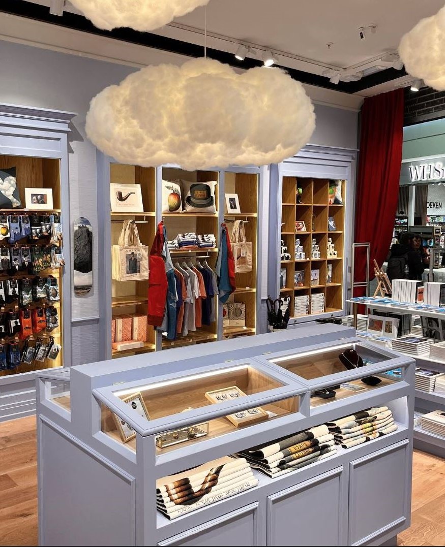 Photo de l'intérieur de la boutique travel retail The Magritte Shop à l'aéroport de Bruxelles