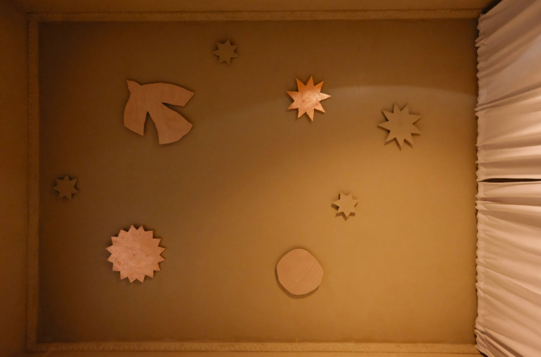 Vue du plafond de la cabine de massage de Spatiu pensé comme une fresque minérale qui reprend le thème de la voûte céleste