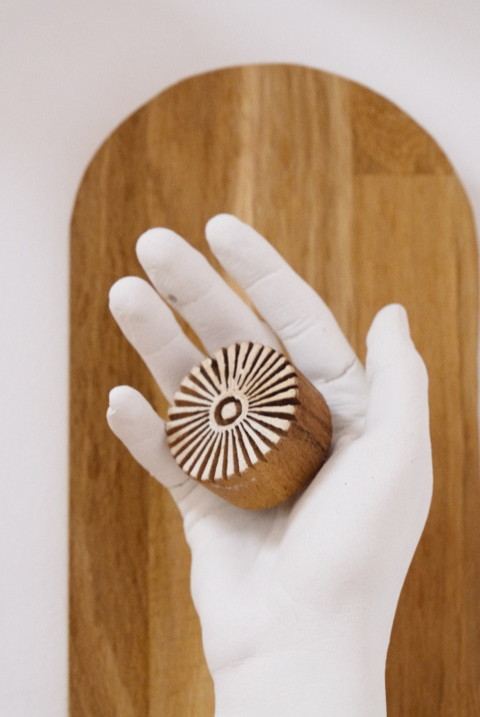 La main, premier outil de Tudor, masseur expérimenté et fondateur de Spatiu est représentée par de beaux détails artisanaux dans l'espace. Ici un moulage de sa main en plâtre.