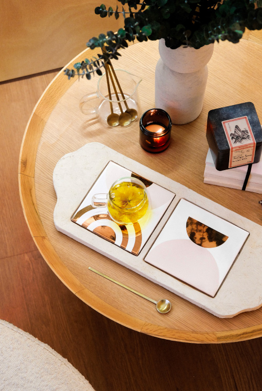 Sur la table basse en bois du petit salon de Spatiu, place au rituel de thé post massage : le thé de fleur et servi sur un plateau de porcelaine cuivrée et de matière minérale où chaque détail compte